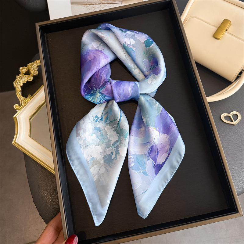 Ascot Neck Scarf - Pañuelo cuadrado de seda con estampado