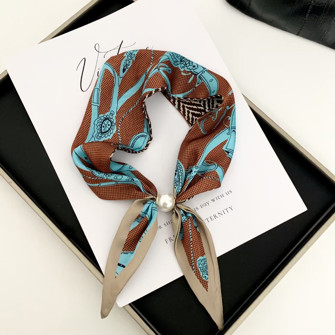 Ascot Neck Scarf - Pañuelo Magnético con Perlas, Estilo Coreano,