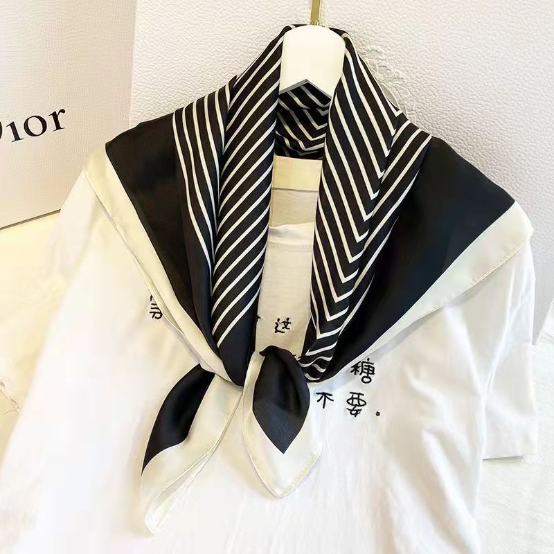 Pañuelo cuadrado a la moda de  - Silk Tie Striped reseña y precio
